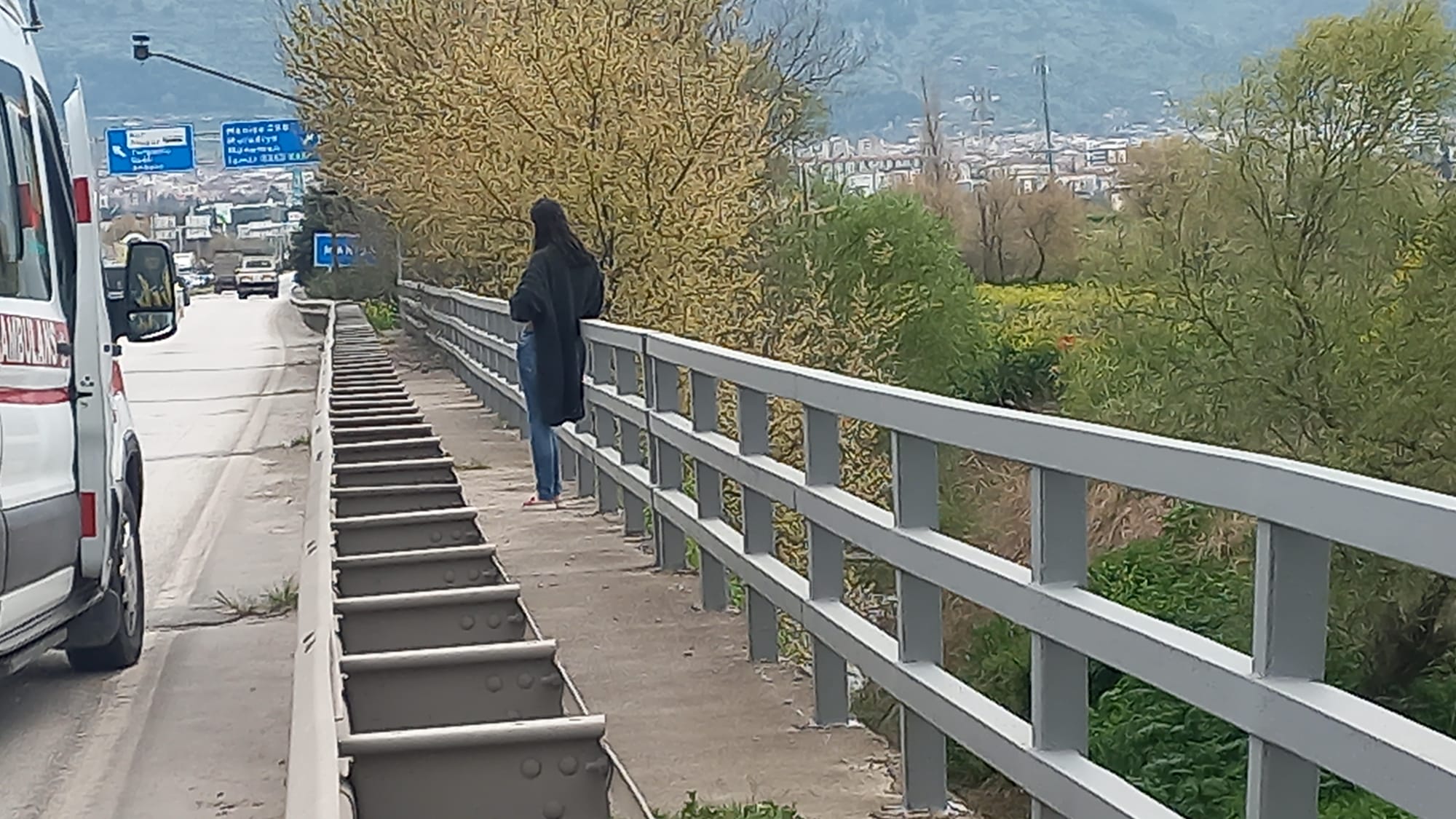 Manisa'dagenç Kadın Intihar Girişiminde Bulundu (5)