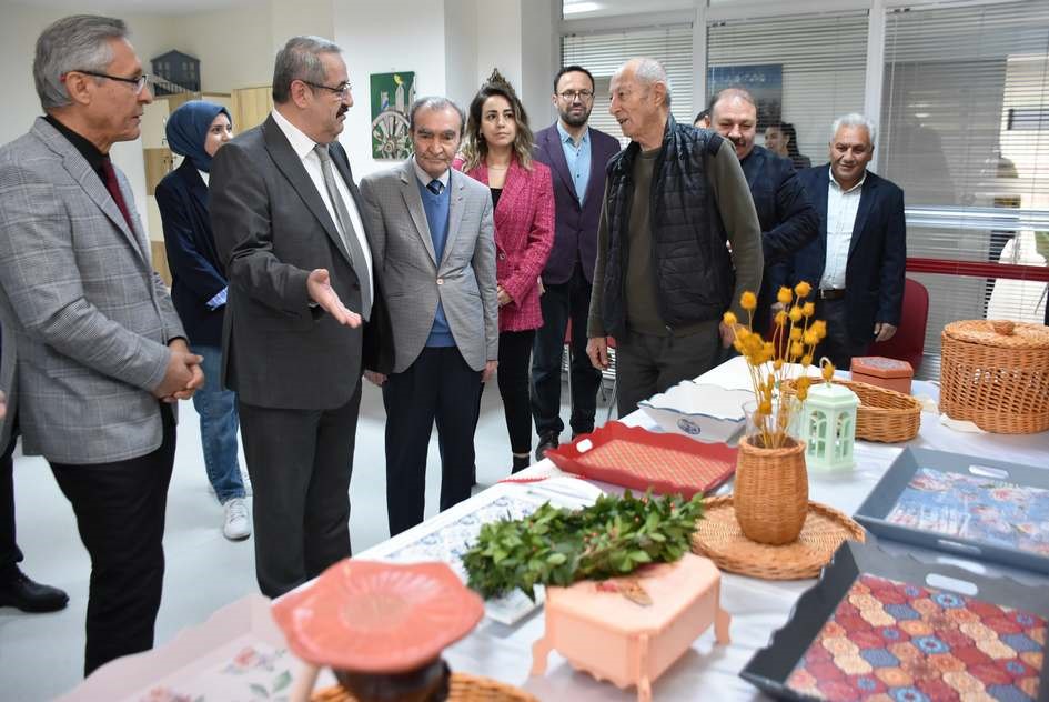 Salihli'de Yaşlılar Hünerlerini Sergiledi (7)