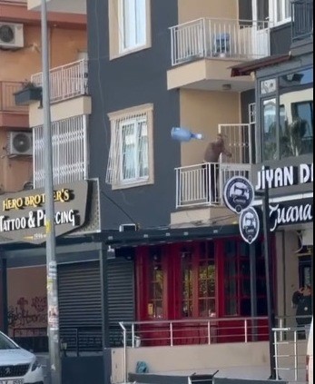 Sinir Krizi Geçiren Kadın Ortalığı Savaş Alanına Çevirdi! (2)