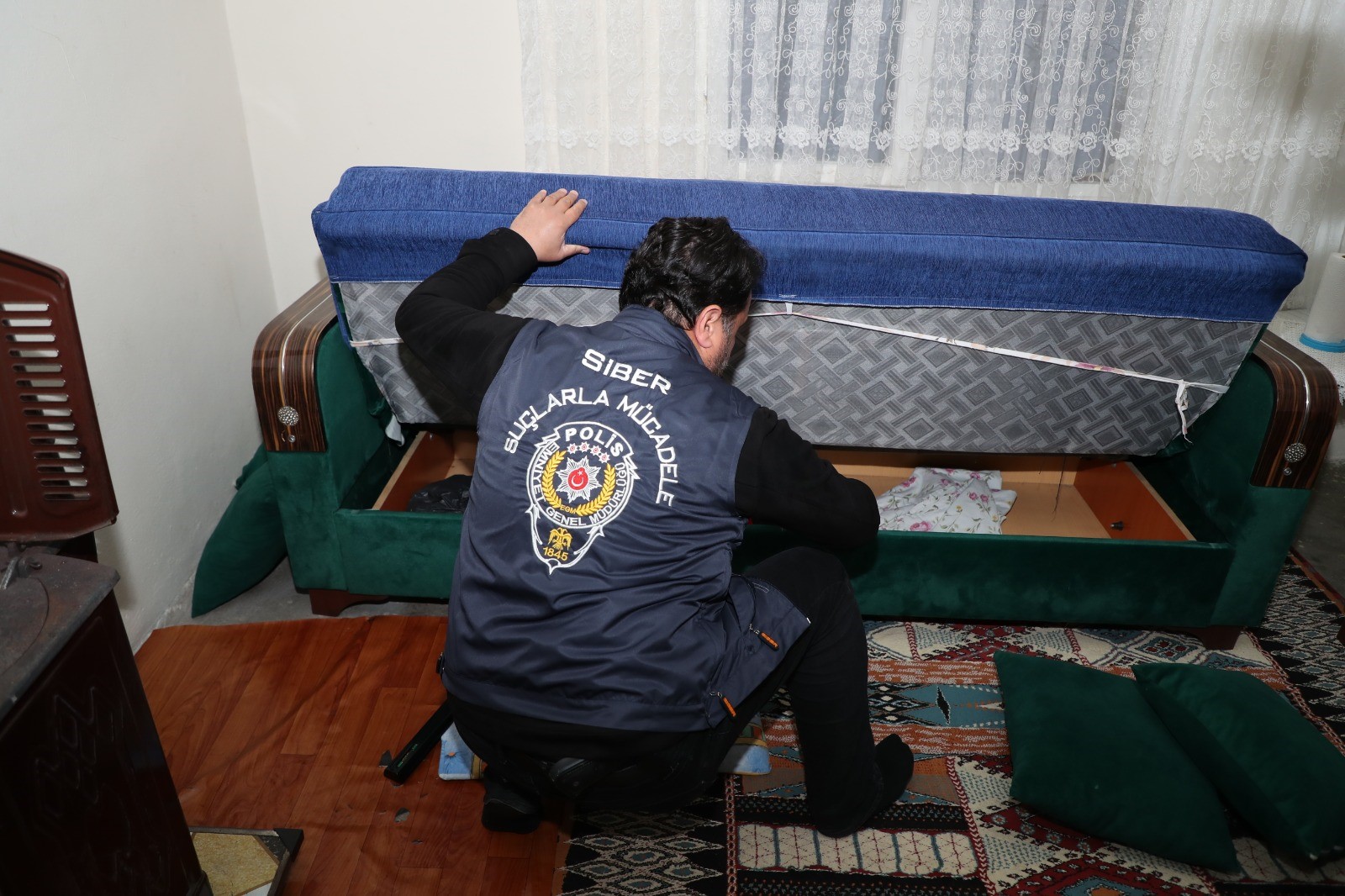 Sosyal Medya Dolandırıcılarına Operasyon 15 Gözaaltı (2)