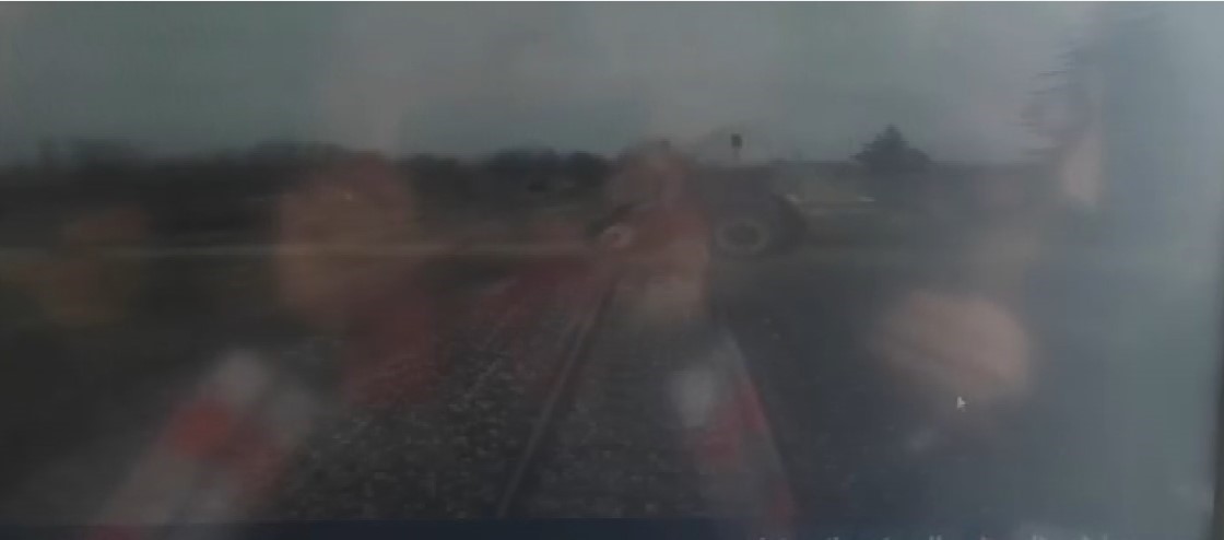 Tren Ile Traktörün Çarpıştığı Kazanın Kamera Görüntüleri Ortaya Çıktı! (3)