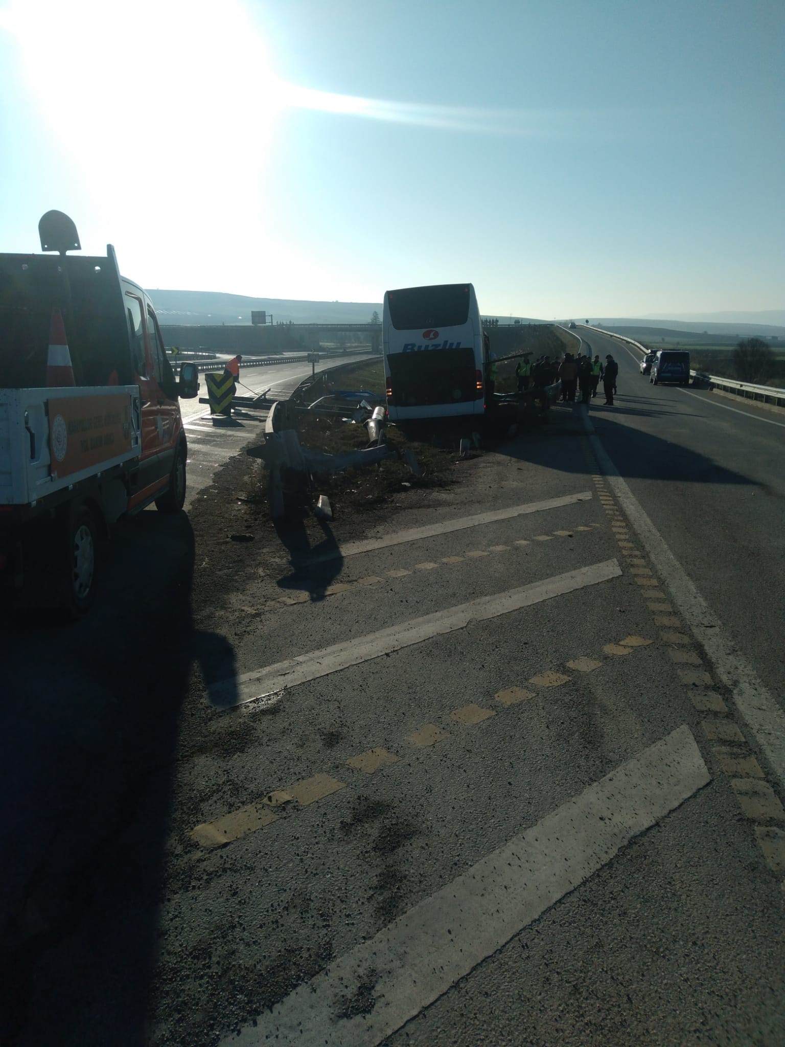 Yolcu Otobüsü Bariyerlere Çarptı 14 Kişi Yaralandı (2)