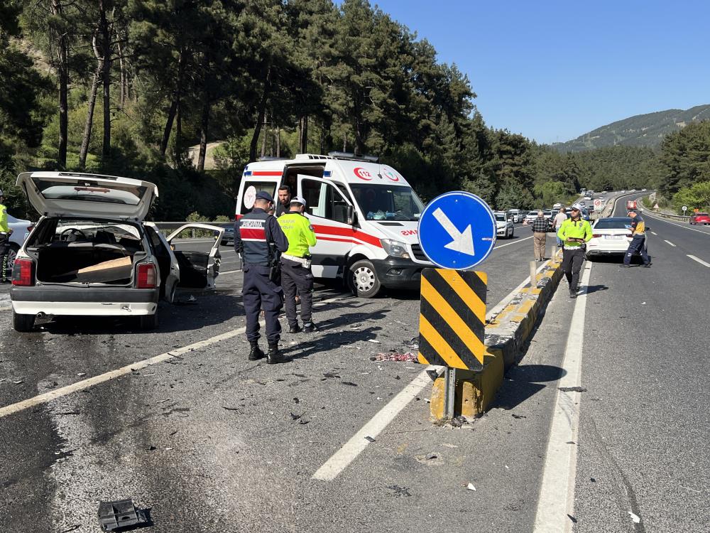 Manisa’'nın Yunusemre ilçesinde iki otomobil çarpıştı! 3 yaralı-2