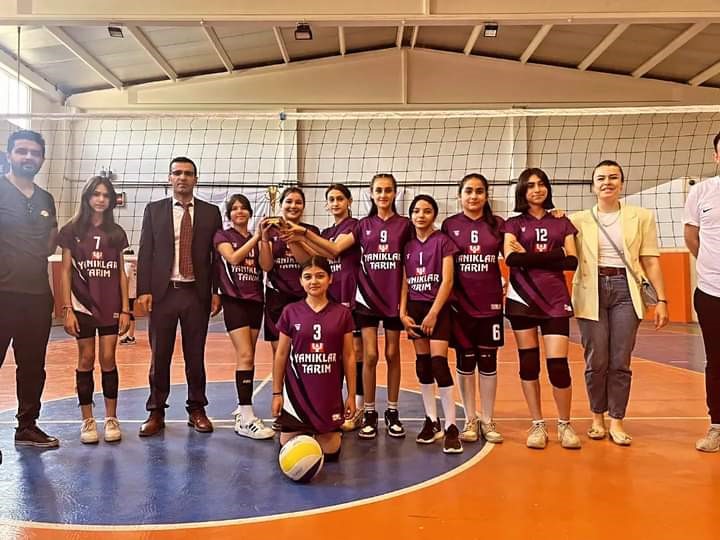 Sarıgöl'de Yıldız Kızlar Voleybol Turnuvasının Kazananı Çanakçı Ortaokulu Oldu