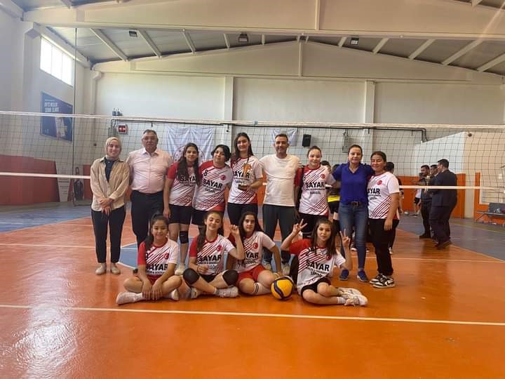 Sarıgöl'de Yıldız Kızlar Voleybol Turnuvasının Kazananı Çanakçı Ortaokulu Oldu-1