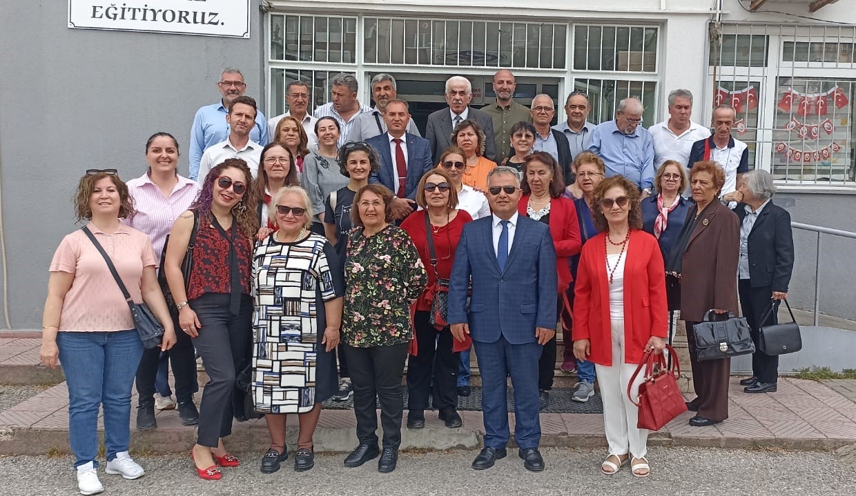 Manisa'da 40 yıllık okul eski öğretmenlere vefa günü düzenledi-3