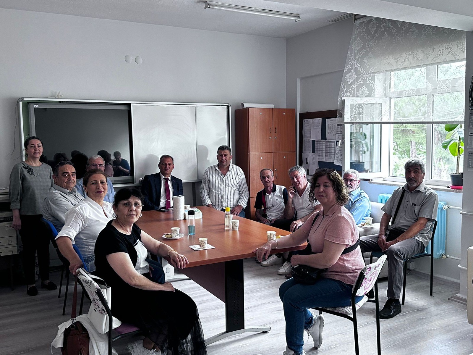 Manisa'da 40 yıllık okul eski öğretmenlere vefa günü düzenledi-2