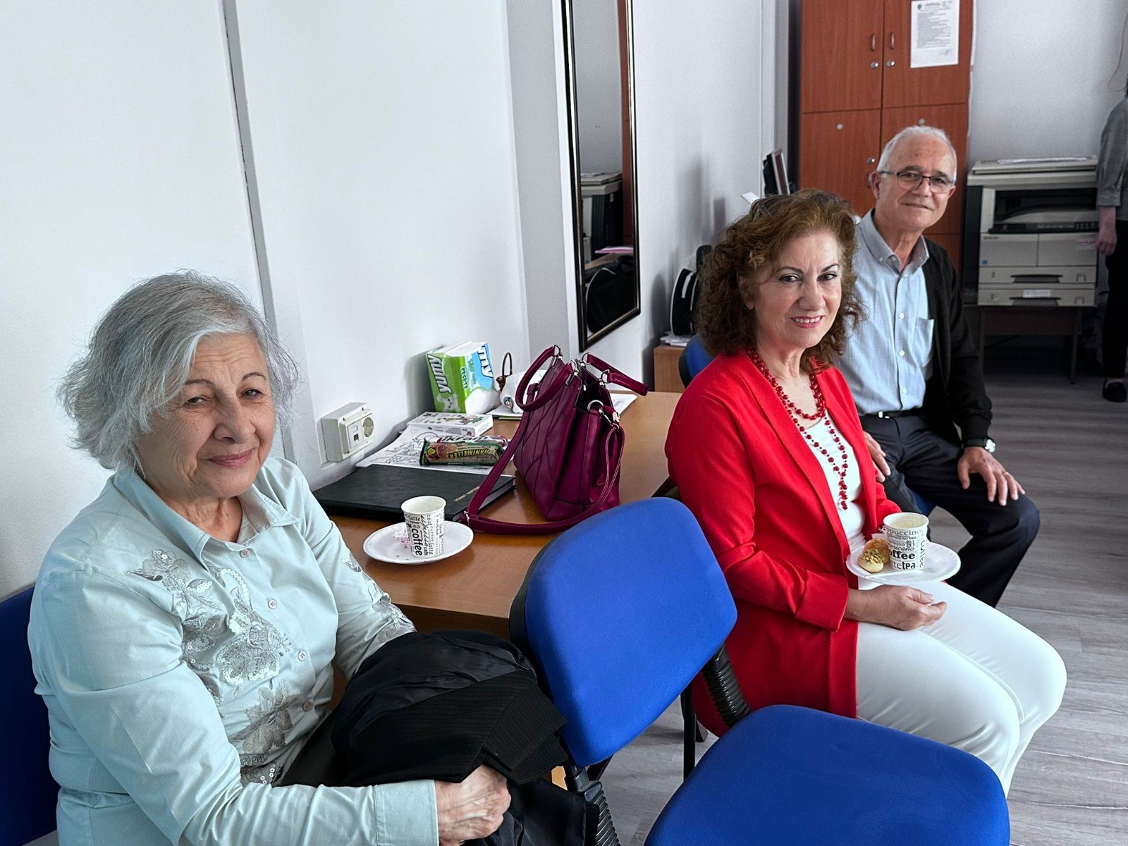 Manisa'da 40 yıllık okul eski öğretmenlere vefa günü düzenledi-1