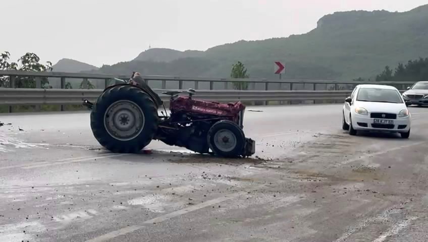 Traktör ile otomobil kaza yaptı! 3 yaralı-1