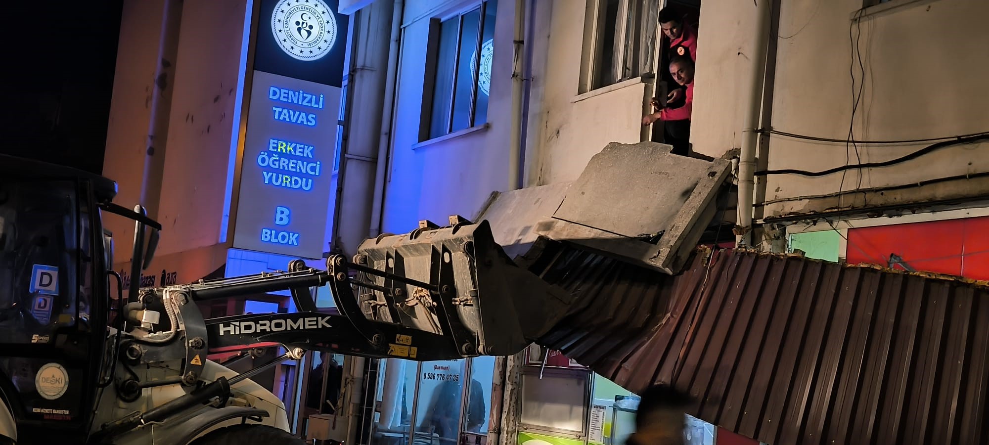 Chp Ilçe Binasının Balkonu Çöktü 3’Ü Ağır 8 Yaralıı (3)