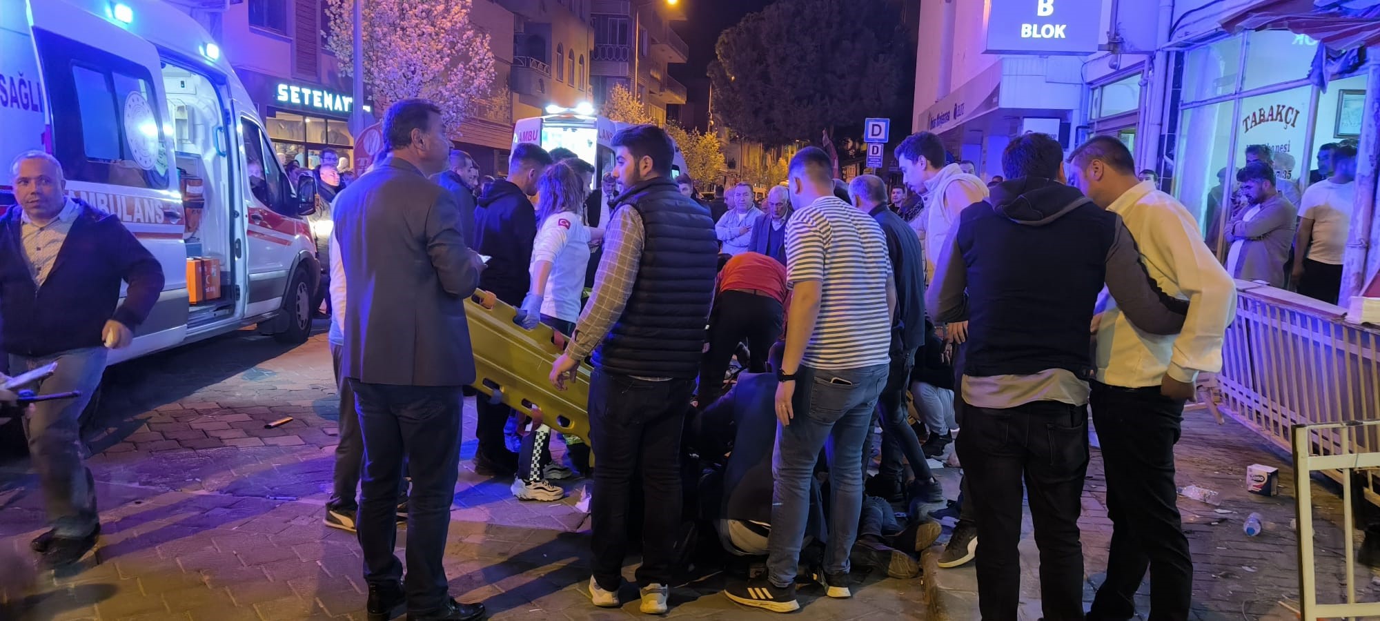 Chp Ilçe Binasının Balkonu Çöktü 3’Ü Ağır 8 Yaralıı (4)