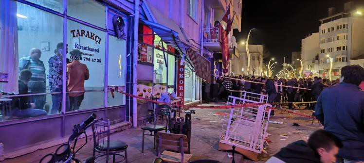 Chp Ilçe Binasının Balkonu Çöktü 3’Ü Ağır 8 Yaralıı (7)