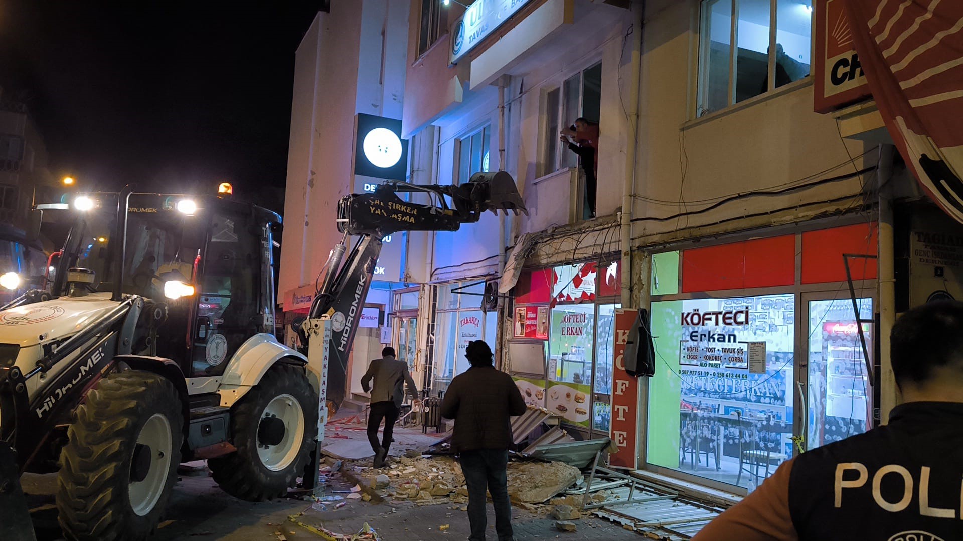 Chp Ilçe Binasının Balkonu Çöktü 3’Ü Ağır 8 Yaralıı (8)