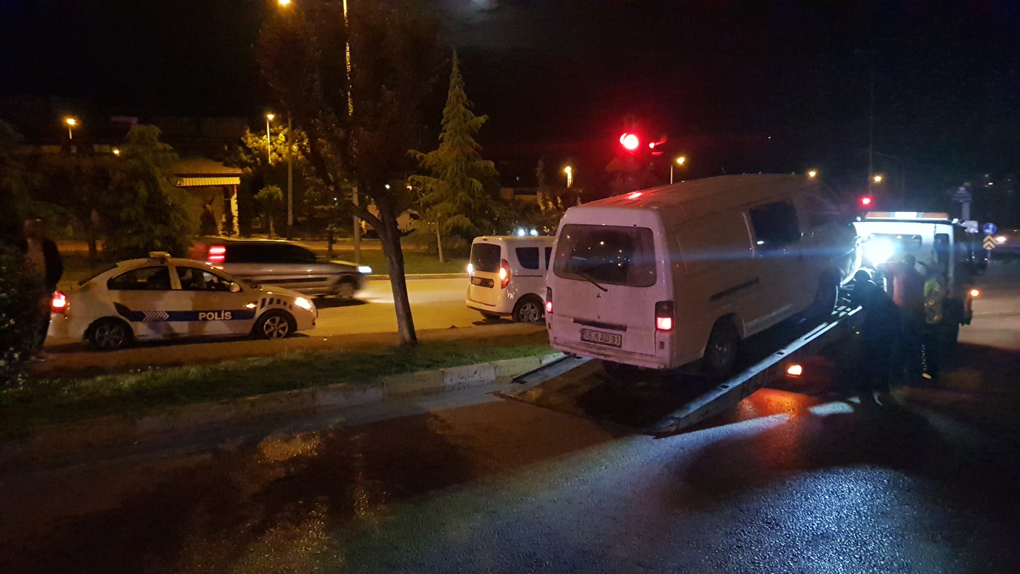 Dur Ihtarına Uymayan Araçtaki Kızlar Polise Zor Anlar Yaşattı (2)