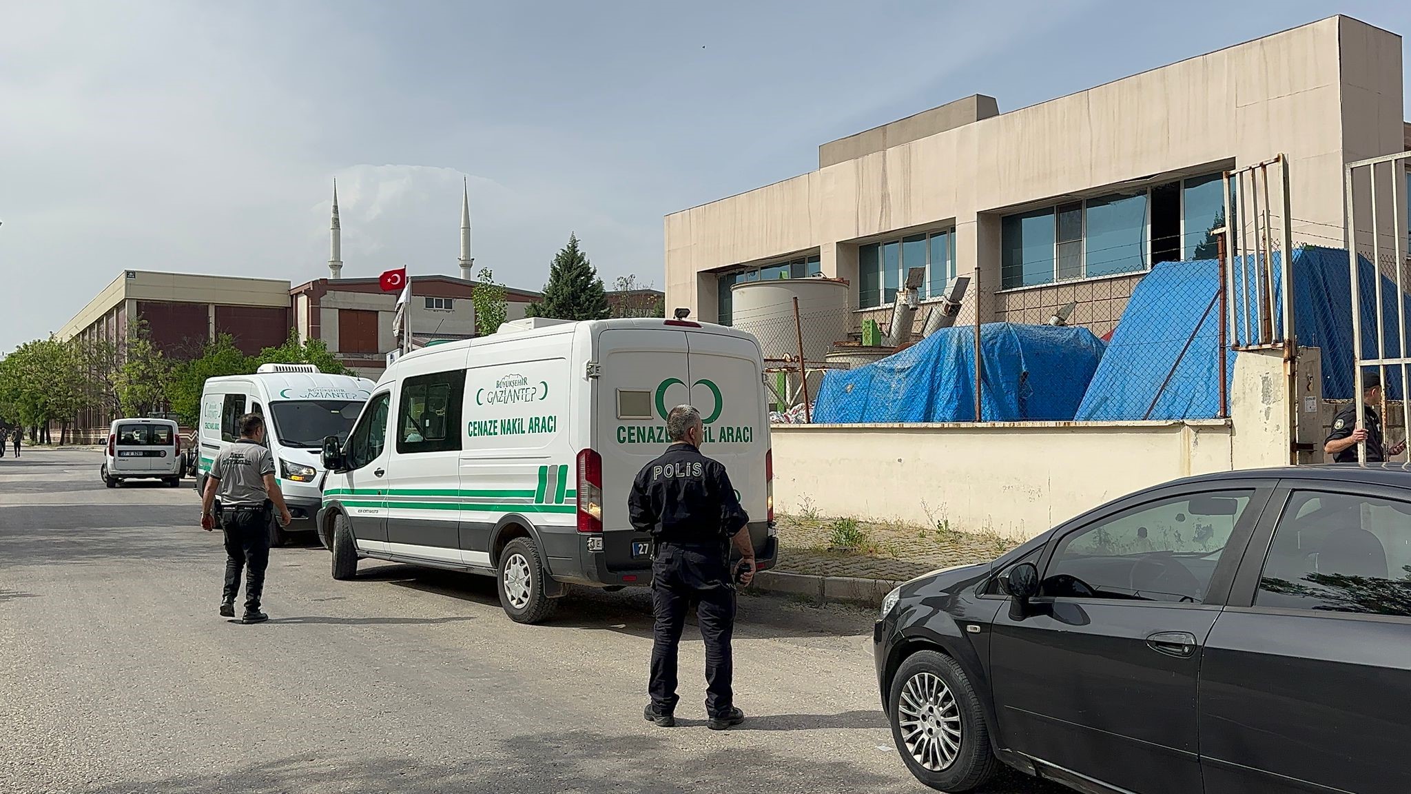 Fabrika‘da 2 Ölüönce Arkadaşını Daha Sonra Kendini Vurdu (7)