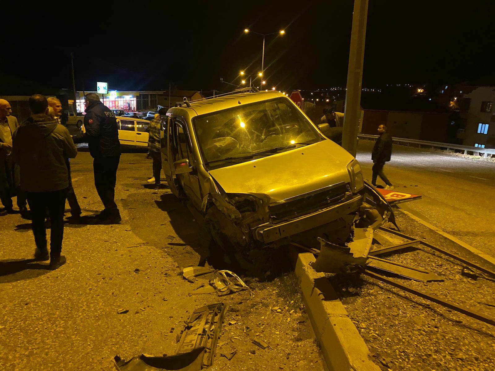 Hafif Ticari Araç Otomobille Çarpıştı 7 Yaralıı (2)