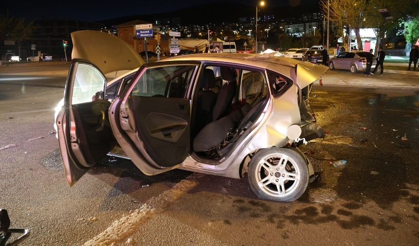 İki Otomobilin Karıştığı Kazada 2'Si Ağır 6 Yaralı Var