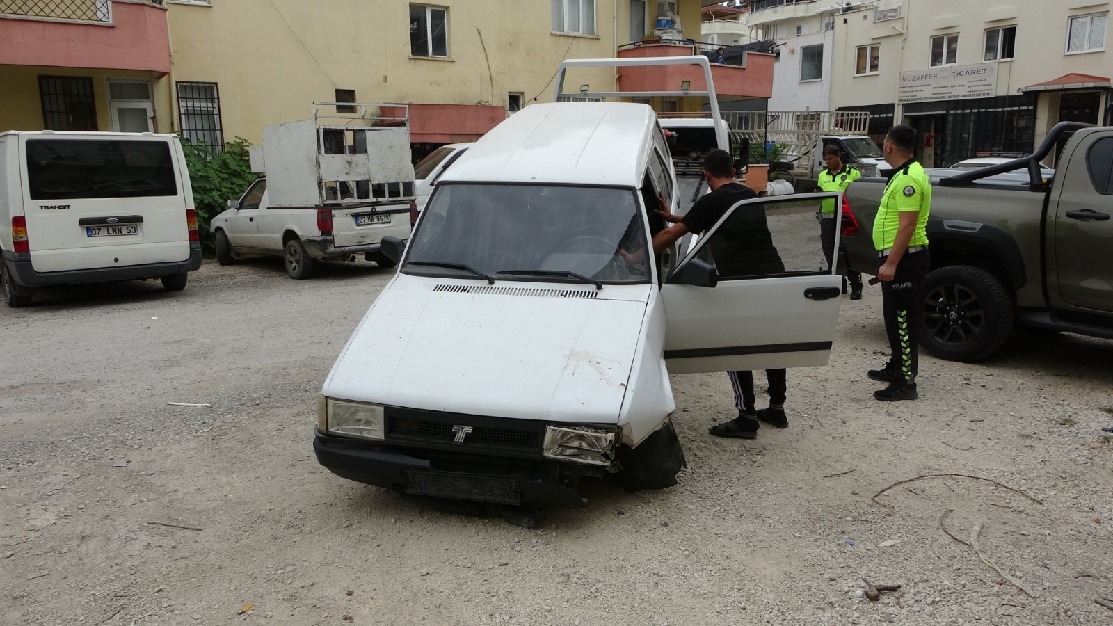 Kırmızı Işık Ihlali Yapıp Motosiklete Çarptı, Aracından Bile Inmeden Kaçtı (2)