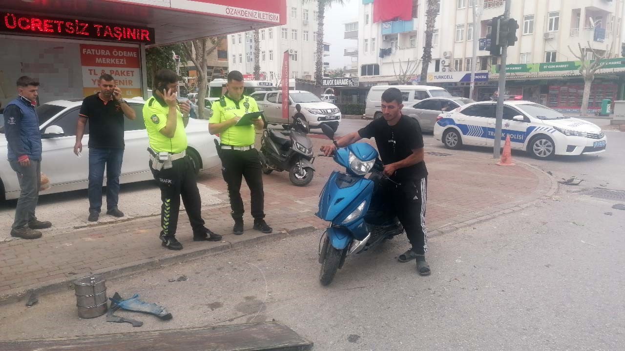Kırmızı Işık Ihlali Yapıp Motosiklete Çarptı, Aracından Bile Inmeden Kaçtı (3)