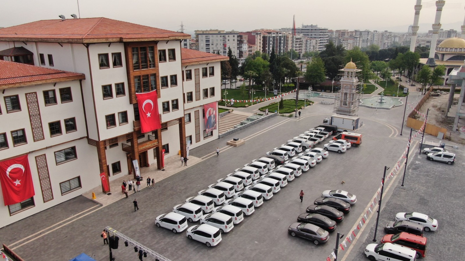 Manisa’da Ihtiyaç Fazlası 48 Kiralık Araç 100. Yıl Meydanı’nda Sergilendi (1)
