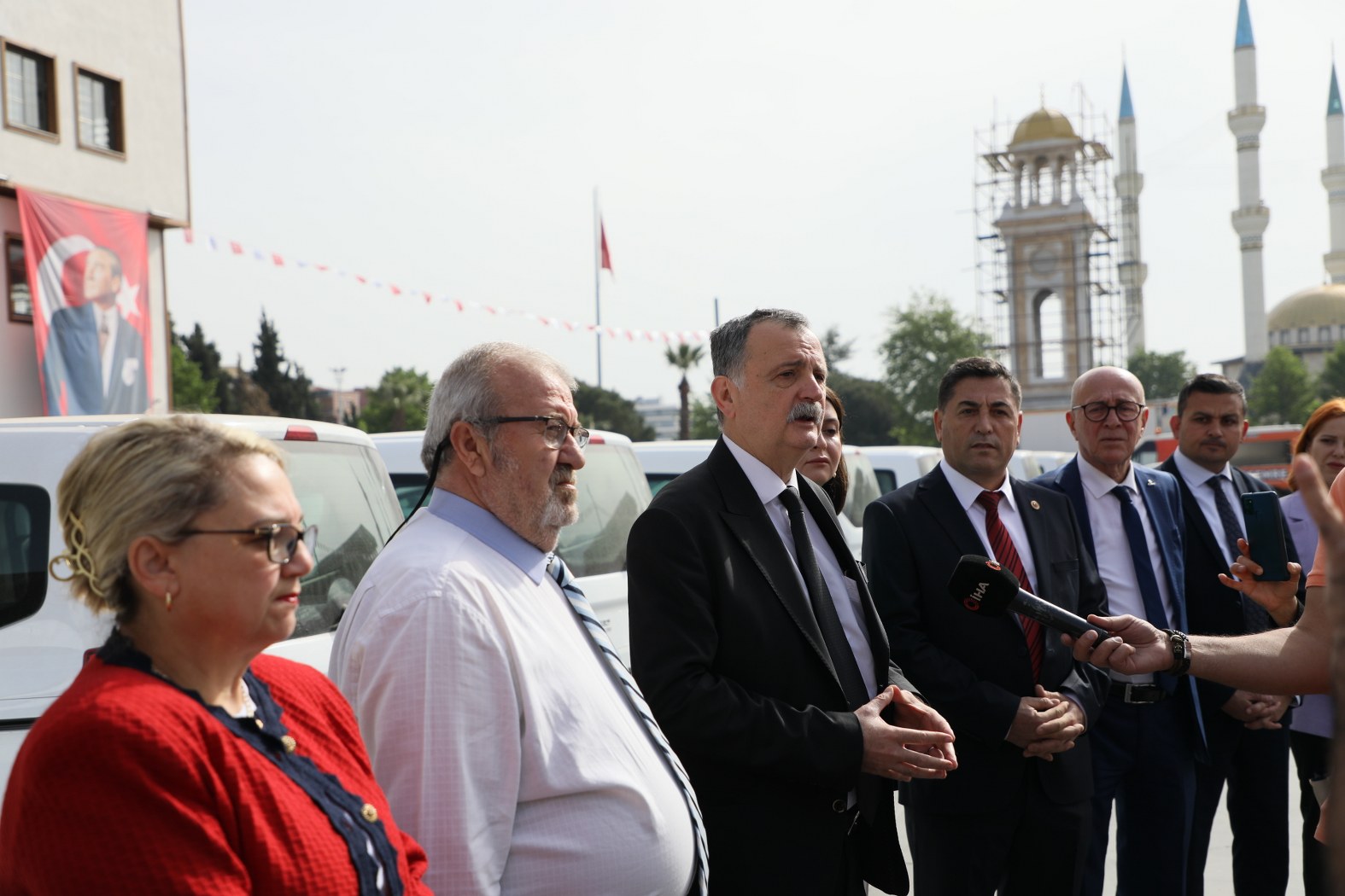 Manisa’da Ihtiyaç Fazlası 48 Kiralık Araç 100. Yıl Meydanı’nda Sergilendi (2)