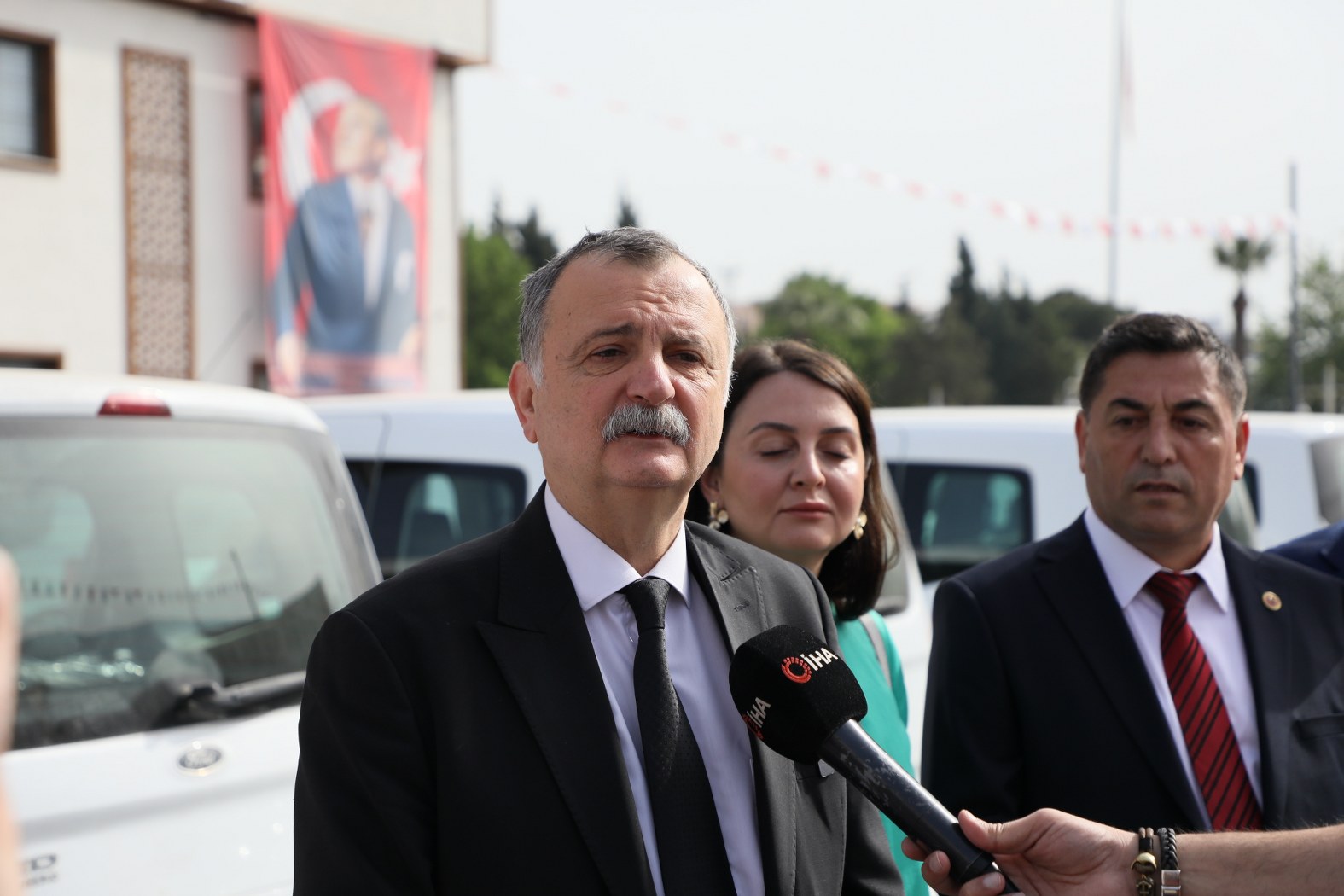 Manisa’da Ihtiyaç Fazlası 48 Kiralık Araç 100. Yıl Meydanı’nda Sergilendi (4)