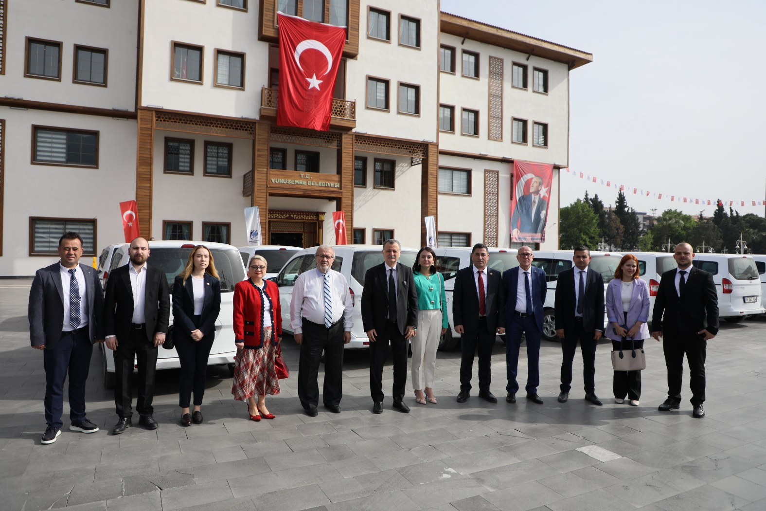 Manisa’da Ihtiyaç Fazlası 48 Kiralık Araç 100. Yıl Meydanı’nda Sergilendi (5)