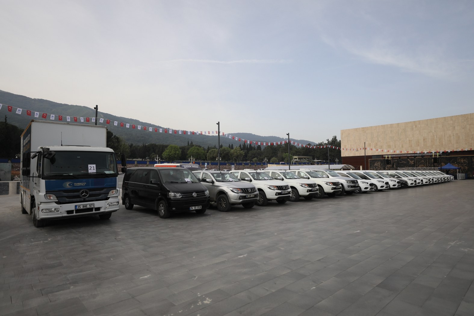 Manisa’da Ihtiyaç Fazlası 48 Kiralık Araç 100. Yıl Meydanı’nda Sergilendi (6)