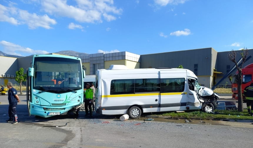 Manisa'da Korkunç Kaza! Servis Ile Otobüs Çarpıştı (1)