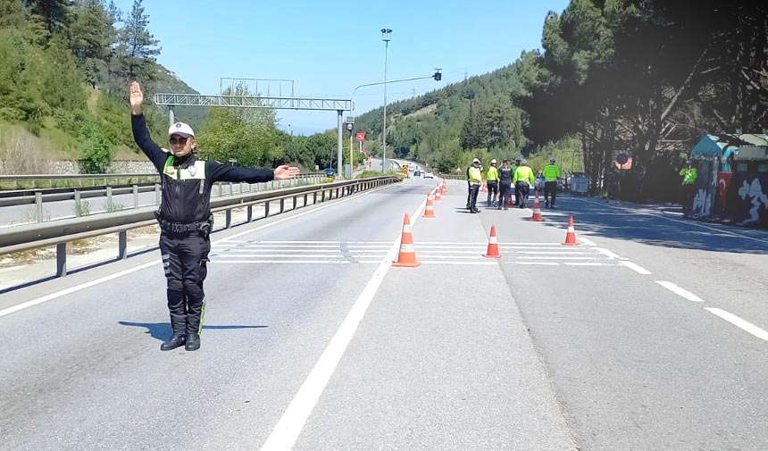 Manisada Polisler Sürücü Ve Yolcuların Bayramlarını Kutladı1