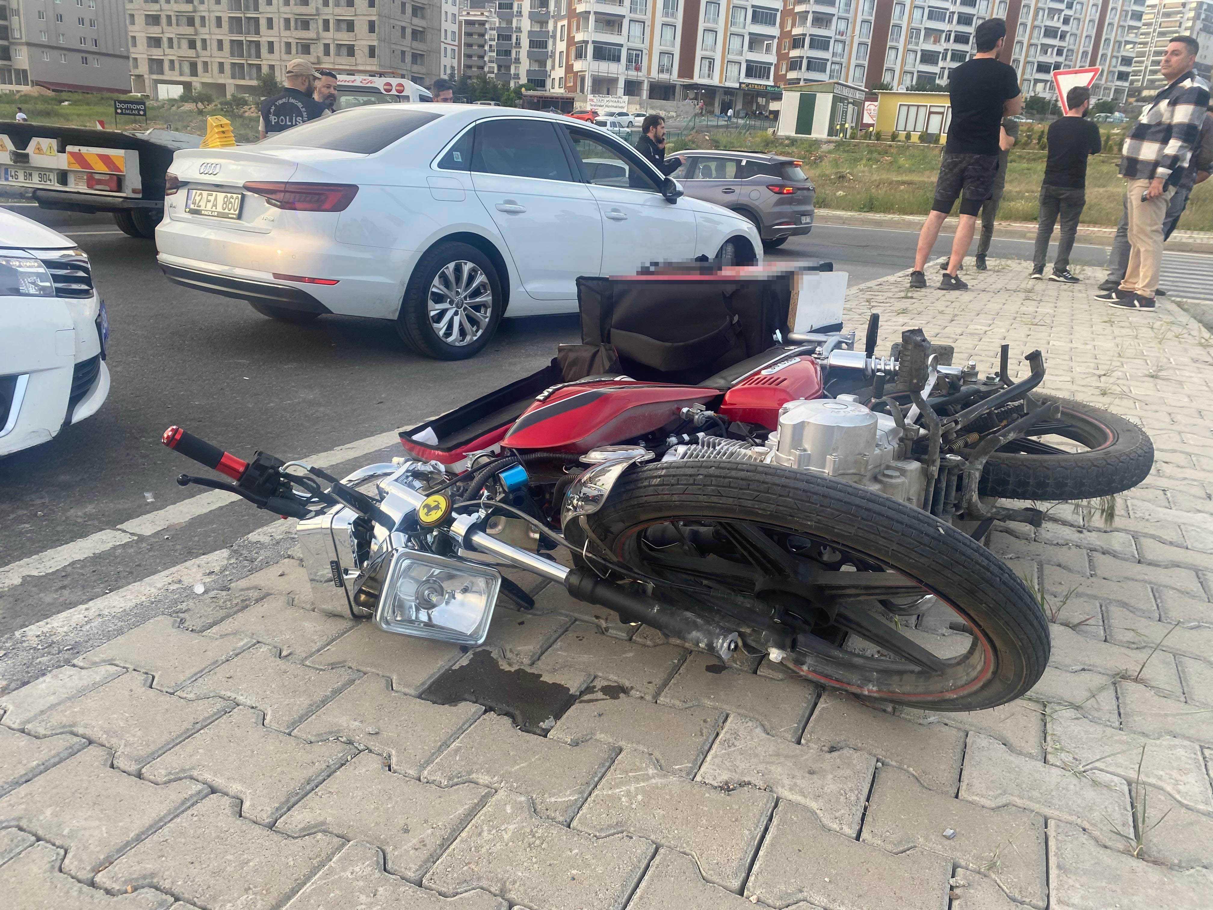 Motosiklet Ile Otomobil Çarpıştı Genç Kurye Can Verdi (3)