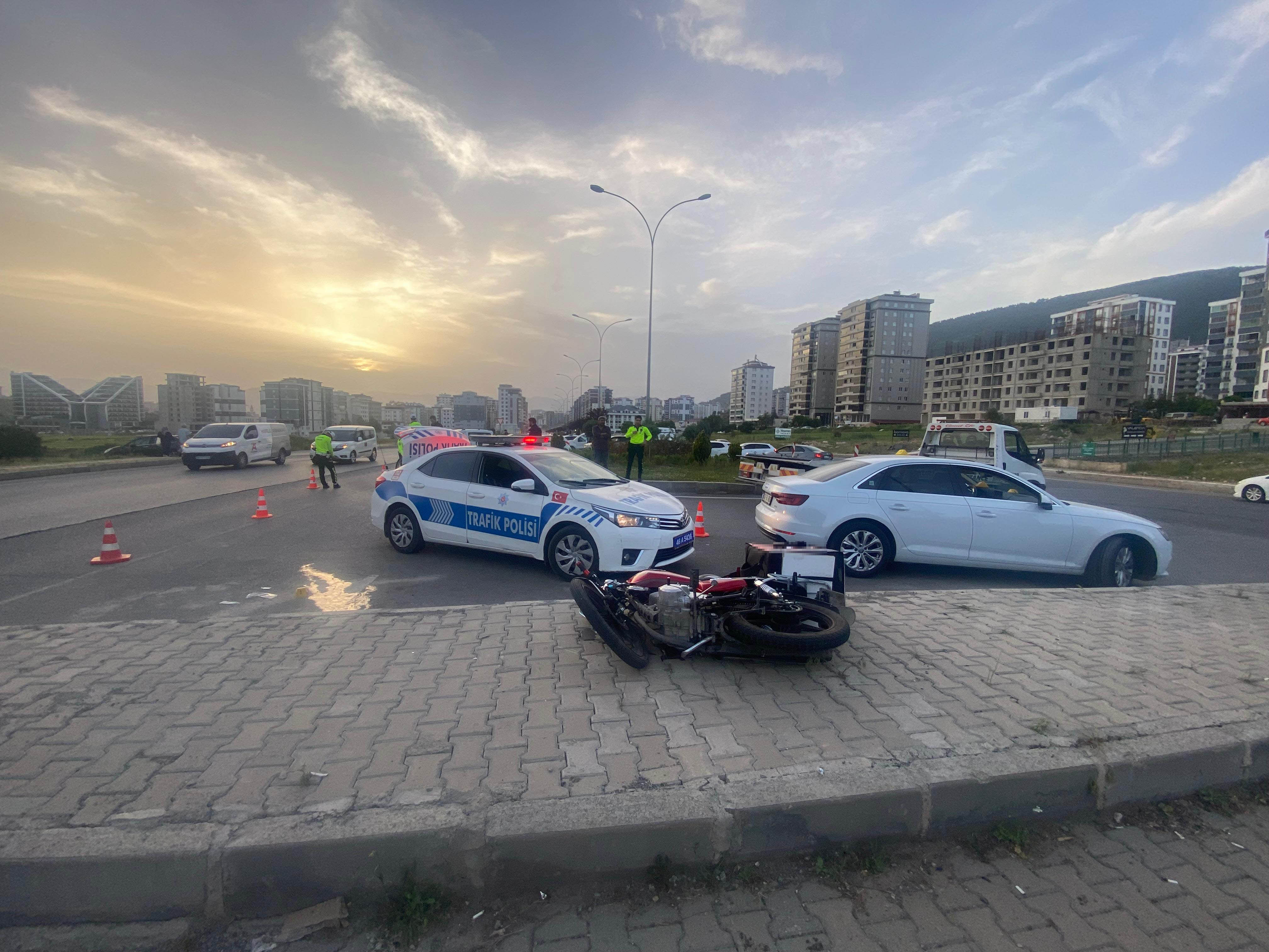 Motosiklet Ile Otomobil Çarpıştı Genç Kurye Can Verdi (4)