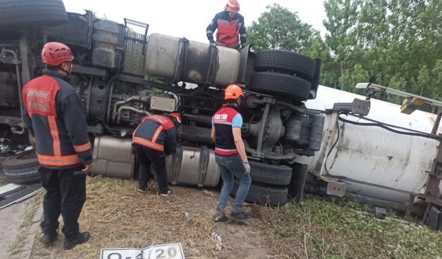 Otoyolda Lpg Yüklü Tanker Ile Tır Çarpıştı 1 Yaralı (1)