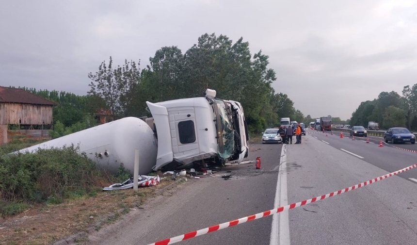 Otoyolda Lpg Yüklü Tanker Ile Tır Çarpıştı 1 Yaralı (2)