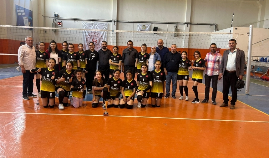 Sarıgöl'de Yıldız Kızlar Voleybol Turnuvasının Kazananı Çanakçı Ortaokulu Oldu 3