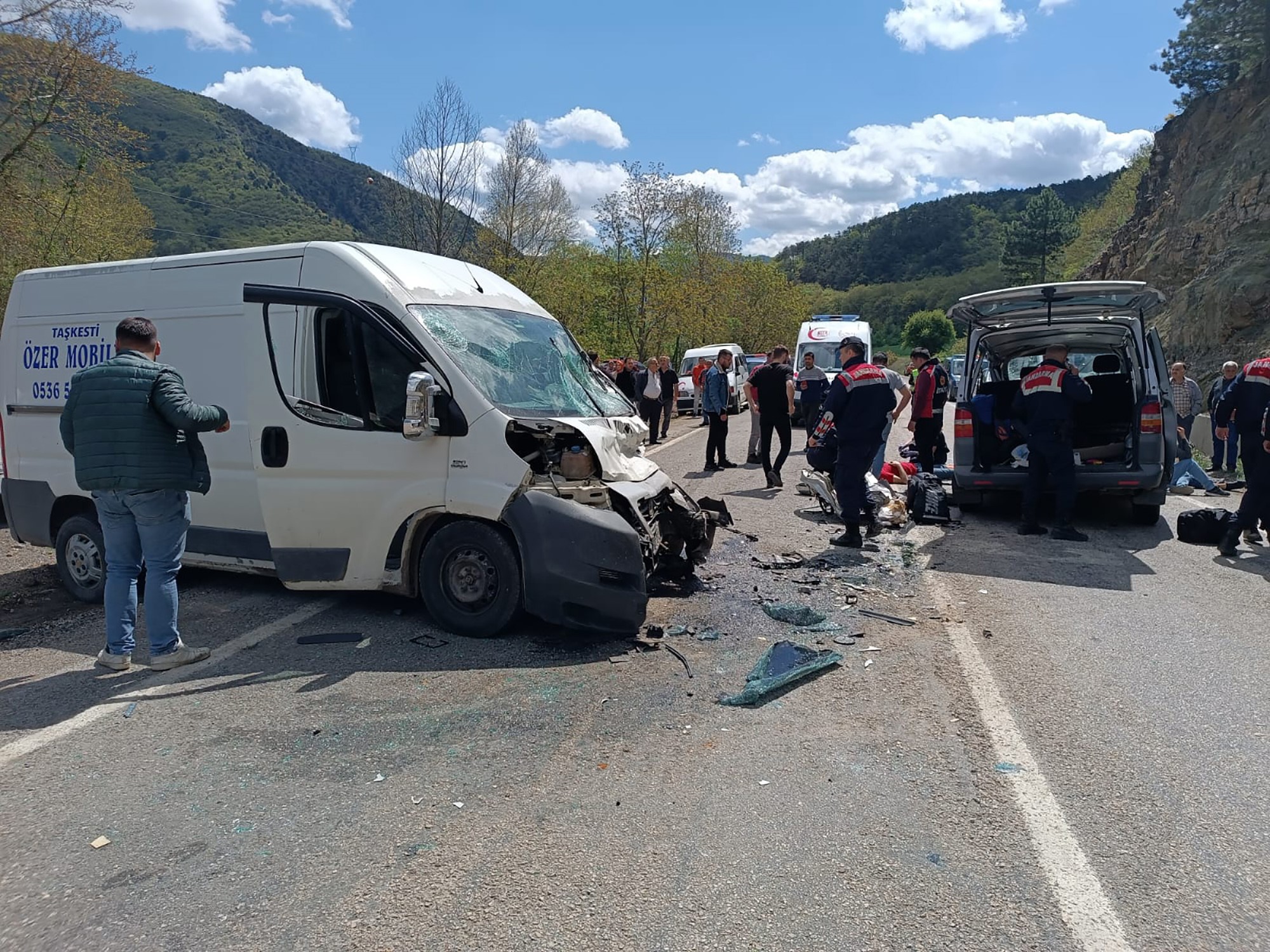 Üniversite Öğrencilerini Taşıyan Araç Kazaya Karıştı 3’Ü Ağır 15 Yaralı! (3)