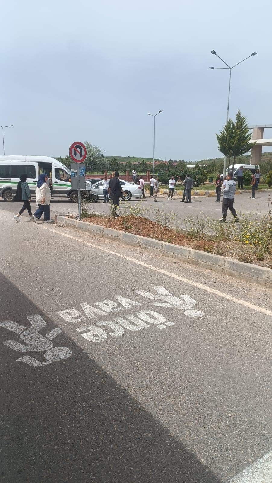 Yolcu Minibüsü Ile Otomobil Çarpıştı 7 Kişi Yaralandı (3)