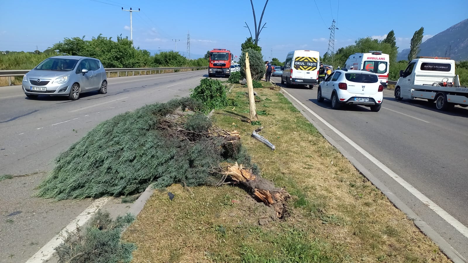 Manisa'da feci kaza! Devrilen hafif ticari araçtaki 3 kişi yaralandı-2