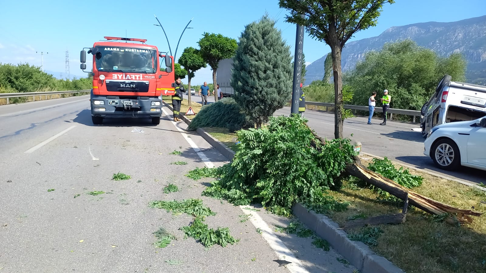 Manisa'da feci kaza! Devrilen hafif ticari araçtaki 3 kişi yaralandı-3