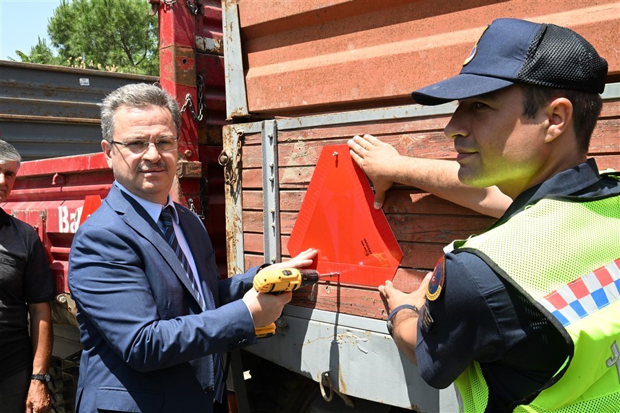 Manisa'da traktör sürücülerine reflektör dağıtıldı-1