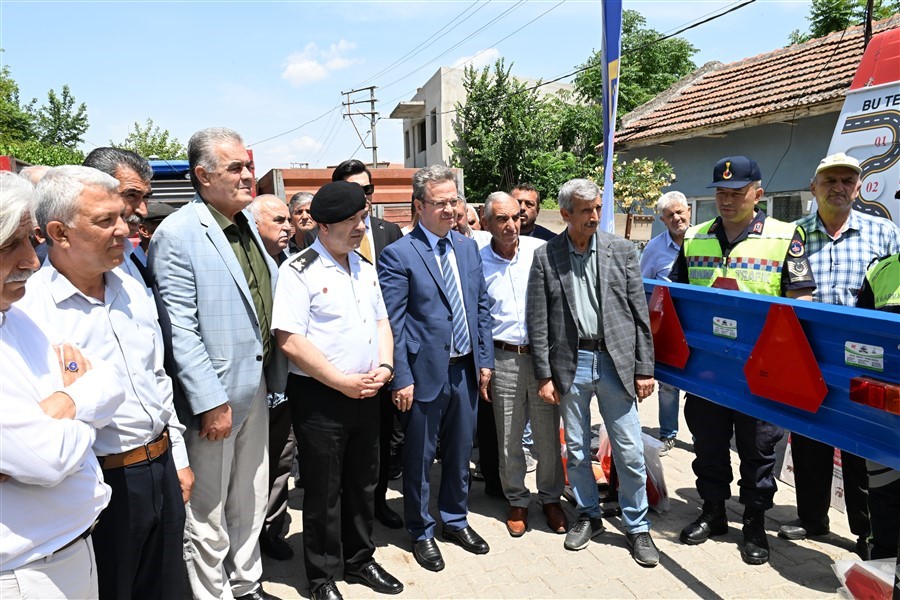 Manisa'da traktör sürücülerine reflektör dağıtıldı