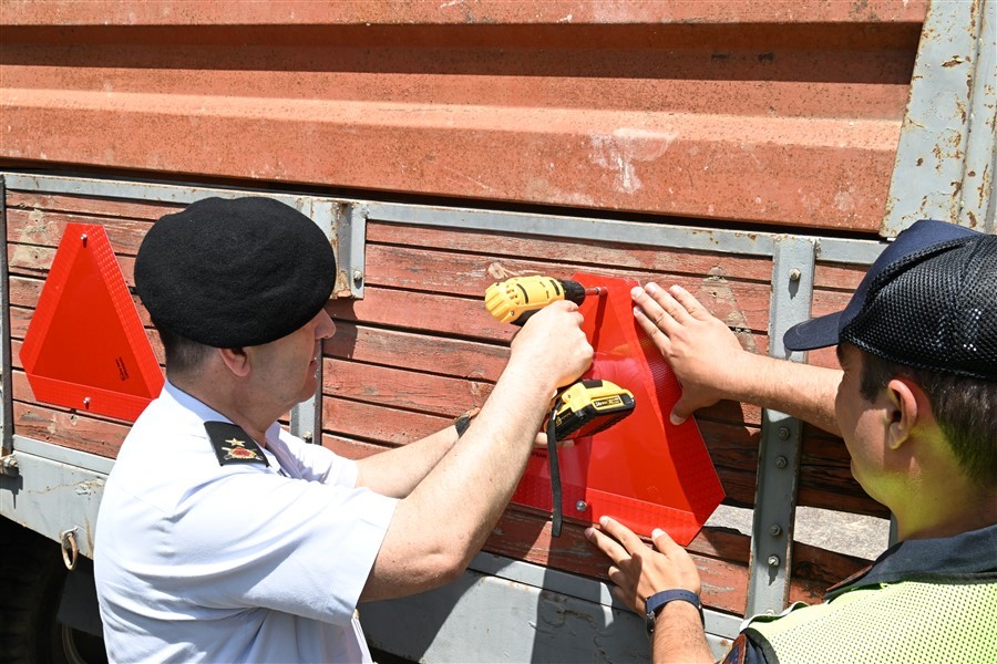 Manisa'da traktör sürücülerine reflektör dağıtıldı-2