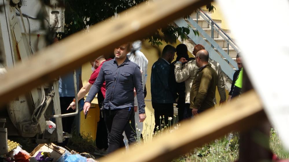 İki çöp konteynerinde parçalanmış erkek cesedi bulundu-2