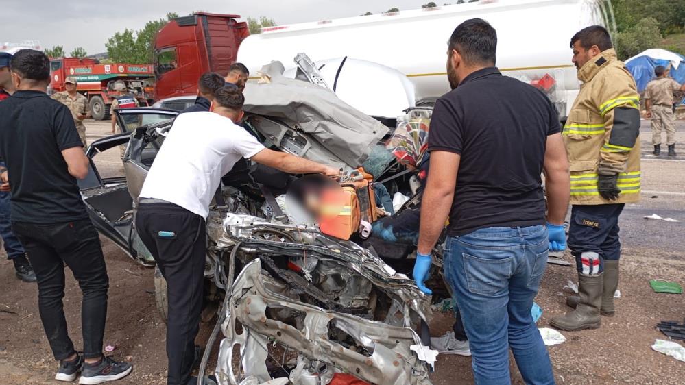 Otomobil ve tır çarpışması sonucu 2 kişi öldü 3 kişi yaralı-3
