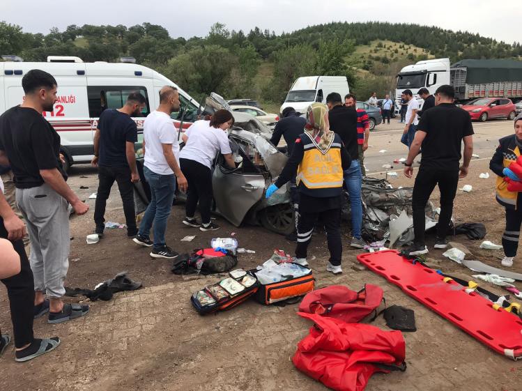 Otomobil ve tır çarpışması sonucu 2 kişi öldü 3 kişi yaralı-1