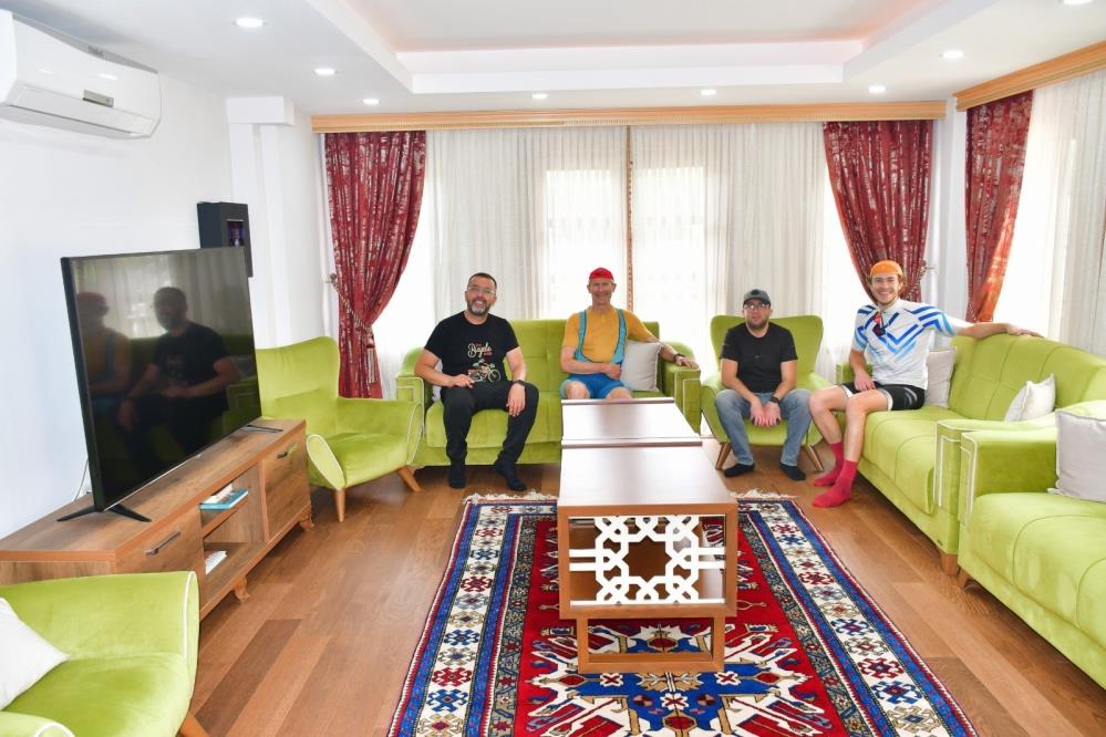 İngiliz Baba-Oğul Türkiye'yi bisikletle turluyor ve depremzedelere yardım topluyor