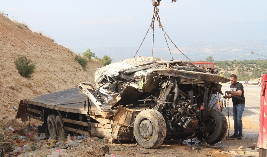 Feci Kaza Kamyon Virajda Devrildi Sürücü Hayatını Kaybetti! (3)