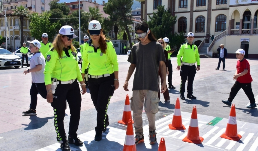 Manisa'da Alkolün Etkisini Gösteren Gözlük Test Edildi! (1)