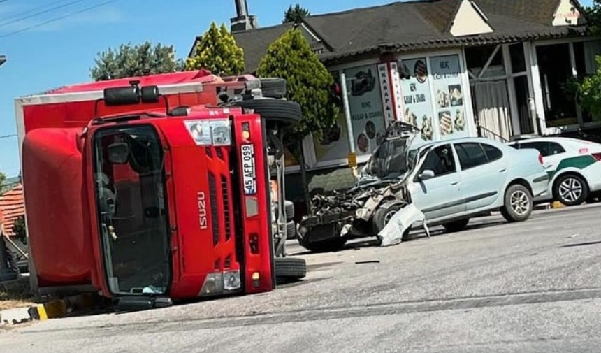 Manisa'da Kamyonetle Otomobil Çarpıştı! 3 Yaralı (1)