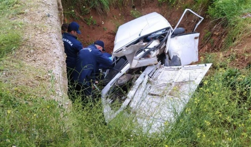 Menfeze Uçan Otomobil Hurdaya Döndü 1 Ölü,3 Yaralı (2)